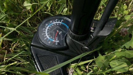 Auf den Hebel rechts an der Pumpe hoffe ich: Elf Bar auf einen Schlag sollten für ordentlich Auftrieb sorgen!