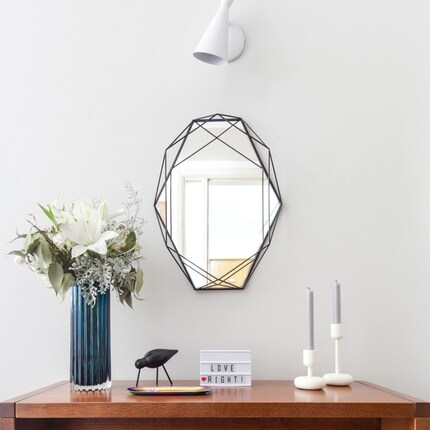 Kreuz und quer wirkt diese Konstruktion je nach Blickwinkel immer wieder anders. Bild: Umbra