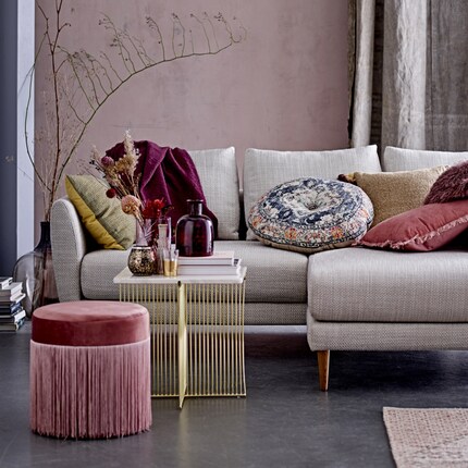 Der Couchtisch ist halb transparent und versteckt das Sofa nicht. Bild: Bloomingville