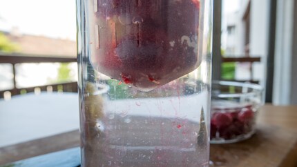 Come appare quando si applica la pressione: granita nel colino, colore e sapore nell'acqua.