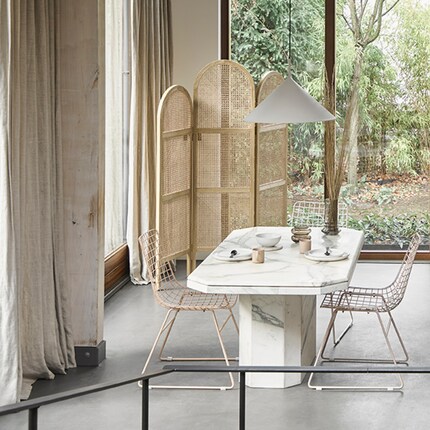 Die Essstühle fallen dank ihrer Durchlässigkeit kaum auf. Bild: HK Living