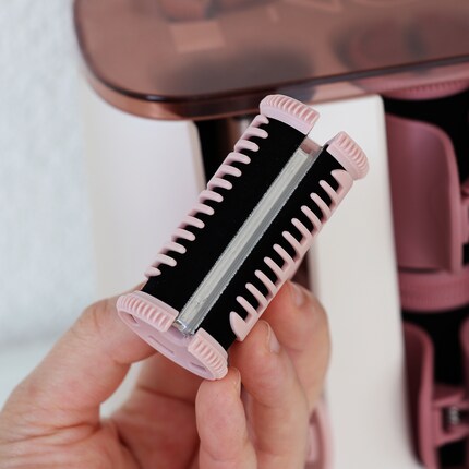 Vous pouvez tenir le bigoudi à la pince qui ne chauffe pas.