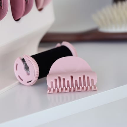 Avec la pince, vous fixez le bigoudi dans les cheveux.