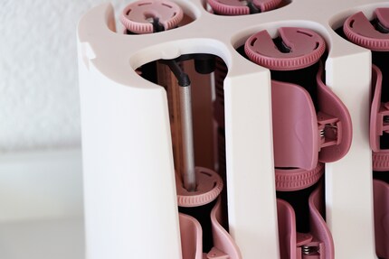 Les bigoudis s'enfilent de haut en bas.