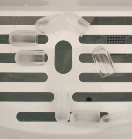 Les premiers glaçons. Ce sont plutôt des gouttes de glace.