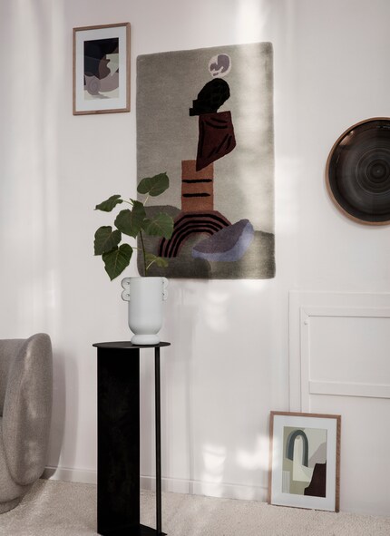 La tappezzeria con illustrazioni cattura lo sguardo e migliora l'acustica della stanza. Foto: Ferm Living