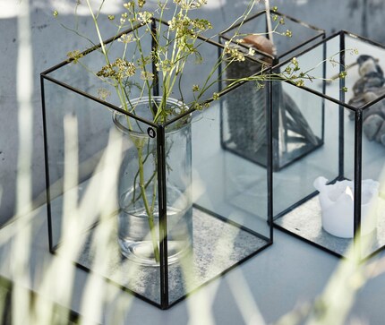 Mal anders: Laternen dienen als zusätzliches Gefäss, um eine Vase zu betonen. Bild: House DoctorBild: House Doctor