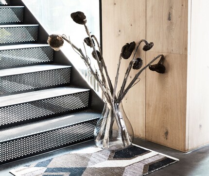 Mit Teppichen hebst du deine Vasen hervor. Bild: House Doctor