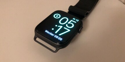 The alarm display on the Apple Watch is designed to simulate the sunrise.