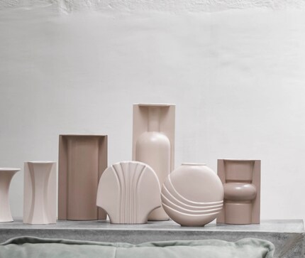 In einer Reihe aufgestellt, erzeugen Vasen ein neues Bild. Bild: HK Living