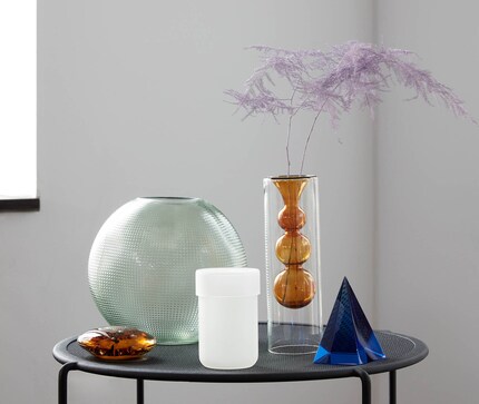 Hier lässt das Glas das Arrangement trotz unterschiedlicher Farben harmonisch aussehen. Bild: HK Living