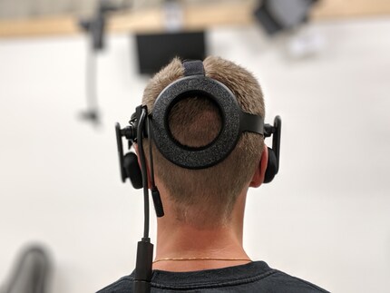 The headphone cable and the two PC cables are extremely annoying.