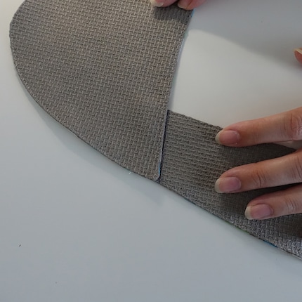 Placez le dessus de pied sur la partie du talon...