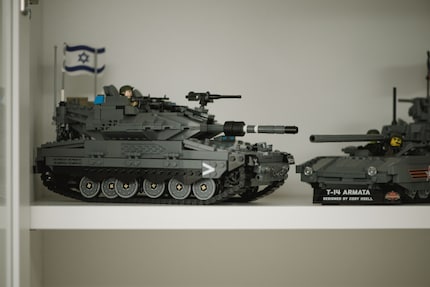 Nelle vetrine di Thomas troviamo anche modellini militari. Non si tratta di set LEGO ufficiali, ma sono costruiti interamente di mattoncini LEGO.