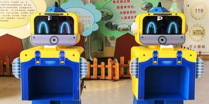 The hands are placed in the stomach, the face at eye level of the robot. Source: sohu.com