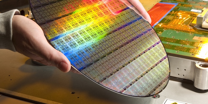 Diese waffelähnliche Silizium-Scheibe soll laut XNRGI die Reichweite von Elektroautos erhöhen. Quelle: slashCAM Diese waffelähnliche Silizium-Scheibe soll laut XNRGI die Reichweite von Elektroautos erhöhen. Quelle: slashCAM