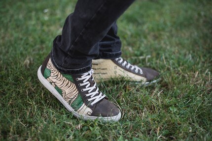 Weil er immer wieder auf Freitag-Taschen angesprochen wird, gibt Nicolas für Influencer Turnschuhe in Auftrag, damit sie diese posten. Was als Guerilla-Aktion gedacht war, endet wegen grosser Nachfrage als fixer Artikel im Sortiment.