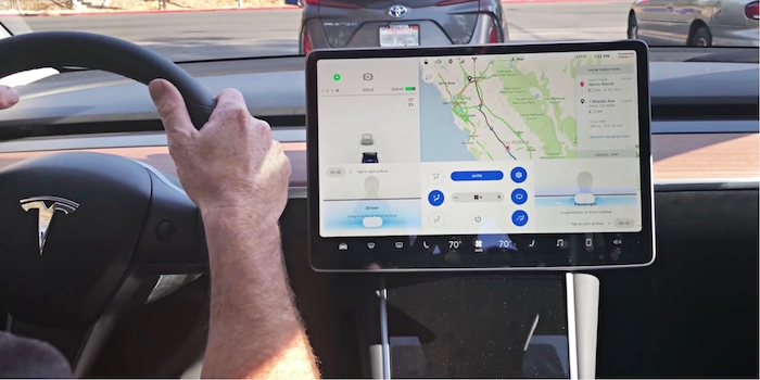 Der eingebaute Display bei Tesla kann mehr als dich nur mit Informationen versorgen. Quelle: Teslarati.com