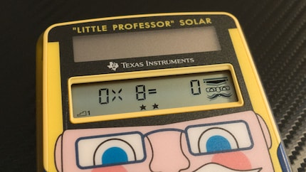 Der kleine Professor belohnt mit Sternchen, einem wackelnden Hut und Schnurrbart.