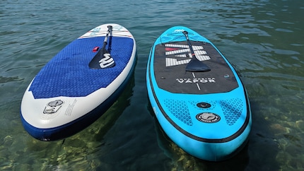 It doesn't look like it here, but at 10'4'' (315 cm), the Fanatic Pure Air (left) is slightly longer than the Aqua Marina Vapor (9'10''/ 300 cm).