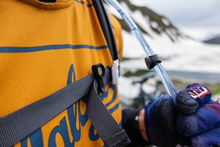 Der magnetische Clip ist ein praktisches Detail, eine Trinkblase ist allerdings nicht im Lieferumfang enthalten.