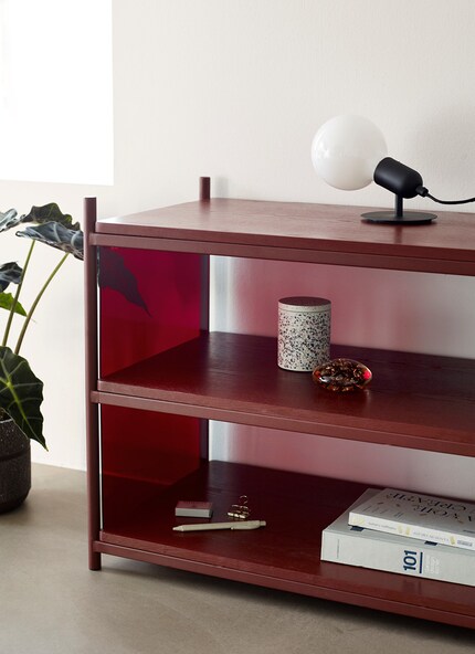 L'éclairage trouve sa place dans des étagères ouvertes. Image : Hübsch