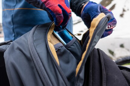 Auch das Handy findet im weich ausgekleideten Brillenfach Platz.