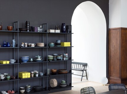 Les étagères ouvertes permettent de voir à travers et ne cachent pas les belles couleurs des murs. Image : HK Living