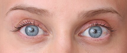 Spot the difference: left the curled eyelashes and right the uncurled ones.