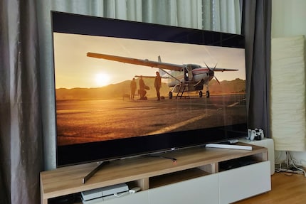Flugzeug bei Sonnenaufgang, Sony LCD XG95