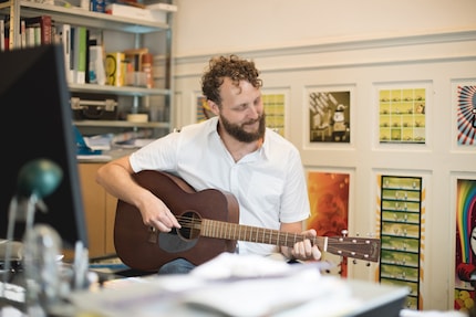 Erst ein paar Akkorde gespielt und schon zieht sich ein entspannter Ausdruck über sein Gesicht.