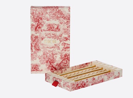 Die Dior-Strohhalme kommen in einer edlen Schachtel und gebrandet daher. Das Set enthält sechs Strohhalme. Bild: Dior