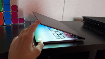 À partir de là, le notebook se ferme comme une lunette de toilette.