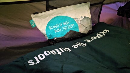 «Explore the outdoors», my sleeping bag demands. «Do more of what makes you happy» my toiletry bag. I can't please them both, but the toiletry bag should be happy.