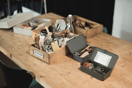 Gli oggetti nella scatola sono belli, ma anche funzionanti. Alejandra non mette nella scatola imitazioni per bambini.