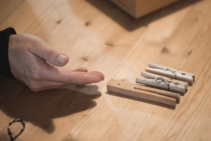 Tre generazioni di mollette per vestiti.