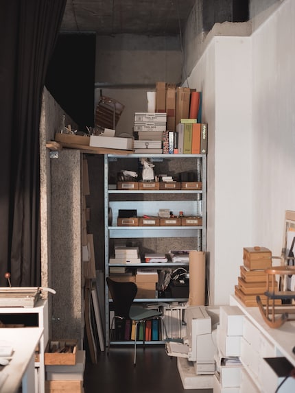 Un angolo dell'ufficio comuneros funge da magazzino centrale per «I Love My Gift»