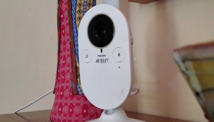 The device has a built-in night light and lullaby function.