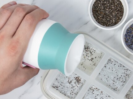 Kräuter und ätherische Öle können der flüssigen Mischung vor dem Trocknen beigefügt werden. Bilder Danielle Coffey