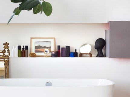 Im Badezimmer werden Pflegeprodukte Teil des künstlerischen Arrangements. Bilder: HK Living