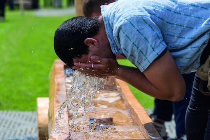 Si les lutteurs se rafraîchissent avec de l'eau, le public, lui, est plutôt branché bière et eau-de-vie.