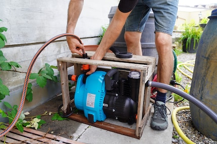 Sven secured the pump in a wooden box.