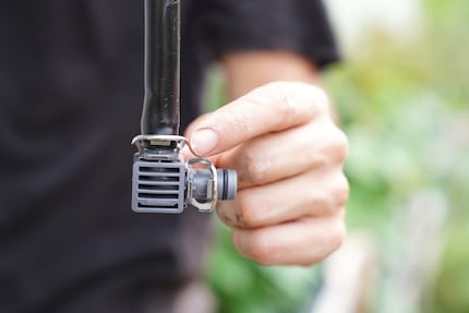An L-shaped connector is recommended for corners. The risk of a leak is particularly high, so the hose is also secured with the silver clip.