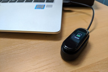 Aufladen am Notebook oder jedem anderen USB-Anschluss.