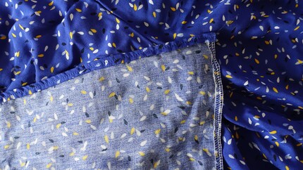 Per non sfilacciarsi, l'orlo dei pantaloni viene rifinito a macchina.