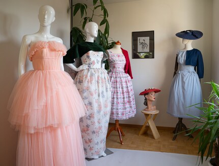 Die Couture-Kreationen (die ersten zwei von links) bestechen mit edlen Materialien wie Seide und Chiffon. Ihr gleichnamiges Modelabel «Franziska Schlupski» lanciert sie am 31. August 2019.