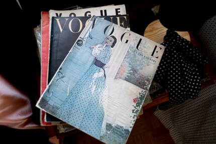 Die Modedesignerin lässt sich unter anderem von alten Vogue-Magazinen inspirieren.