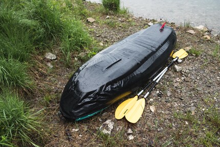 Sieht aus wie ein gestrandeter Schwertwal, ist aber das trocknende Sevylor Madison.