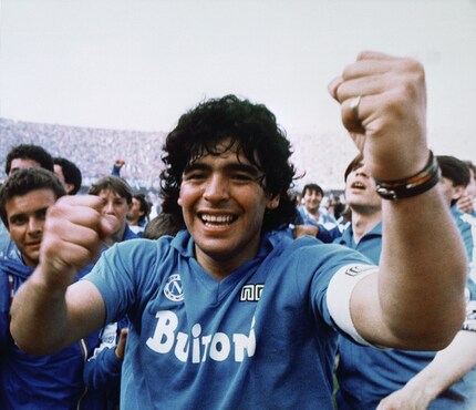 Diego festeggia il primo «scudetto», quello con il Napoli nel 1987.