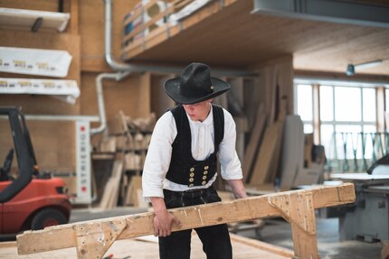 Der Betrieb freut sich, dass zwei zusätzliche Hände anpacken.